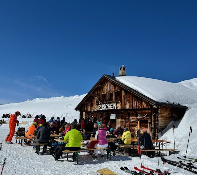 Skihütte Ruschen mit Gästen in der Sonne