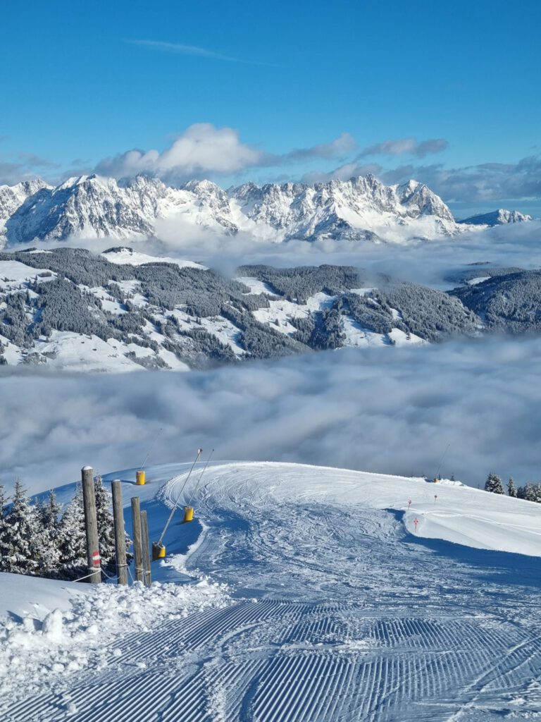 Frisch präparierte Piste über dem Wolkenmeer